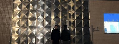 无人机吊运木头，牵引绳缠上高压线致区域停电！涉事公司赔8000元，飞手违规飞行被拘5日