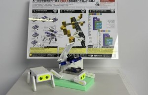 硅基伙伴闹新春！杭州机器人梦工厂成春节顶流打卡地