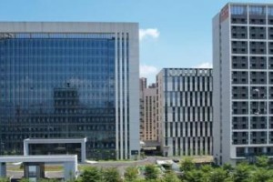 工控触摸屏选型梳理：电阻与电容两条路线的手套、湿手与油污场景对照