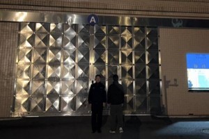 无人机吊运木头，牵引绳缠上高压线致区域停电！涉事公司赔8000元，飞手违规飞行被拘5日